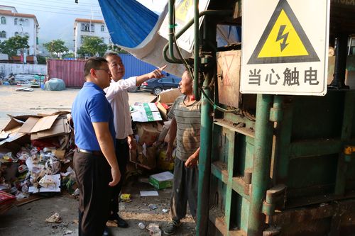 张爱民同志检查鹏新区大新五金加工场机械设备